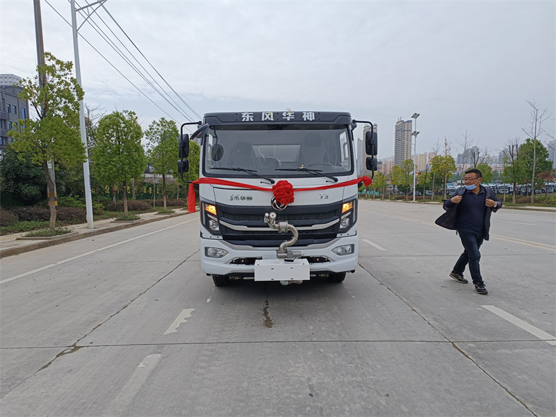 东风华神9.2吨带电子炮洒水车